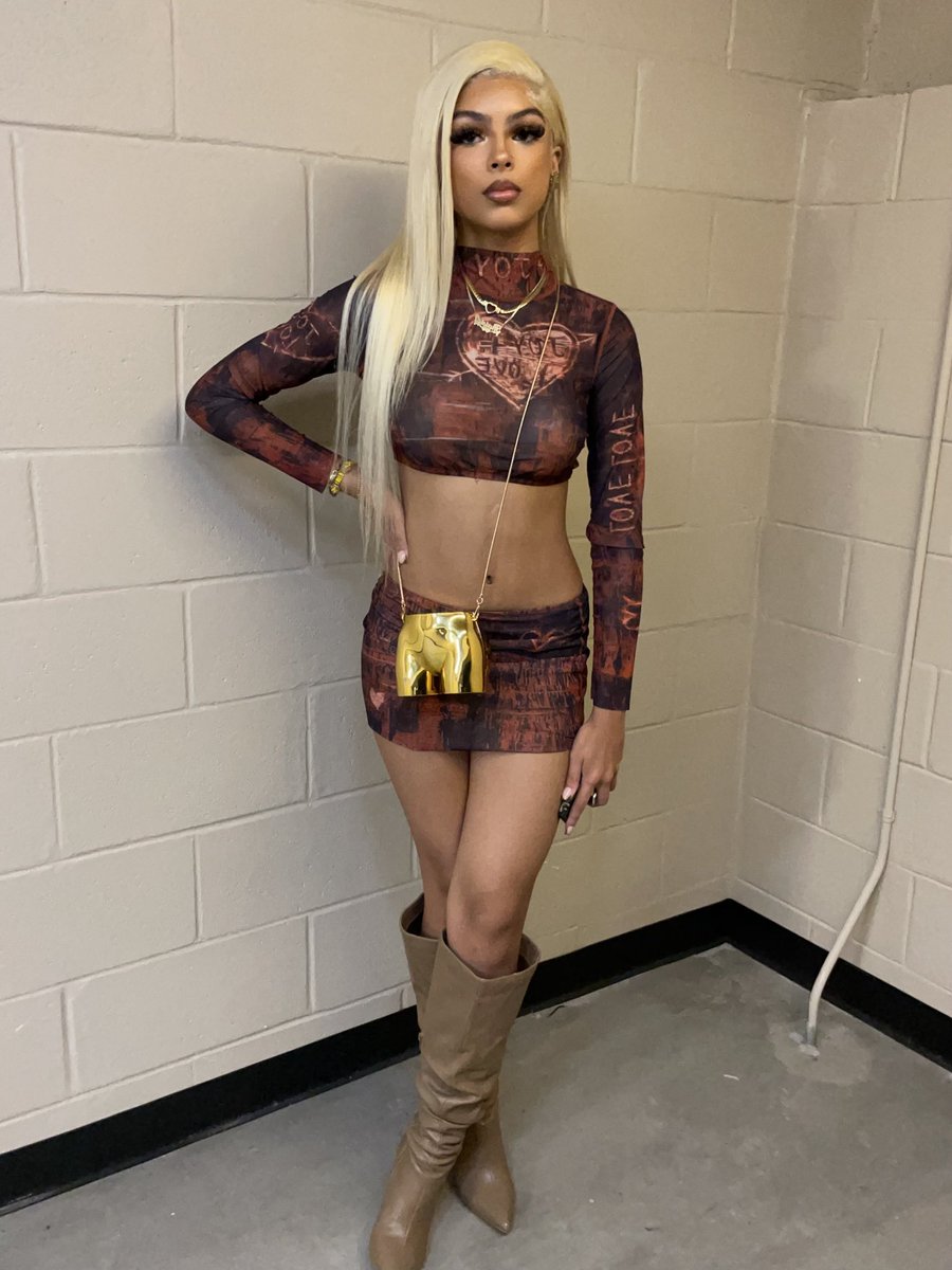 ThaitheDonn's tweet photo. Who the baddest bitch ? https://t.co/sSpOjeTMcZ