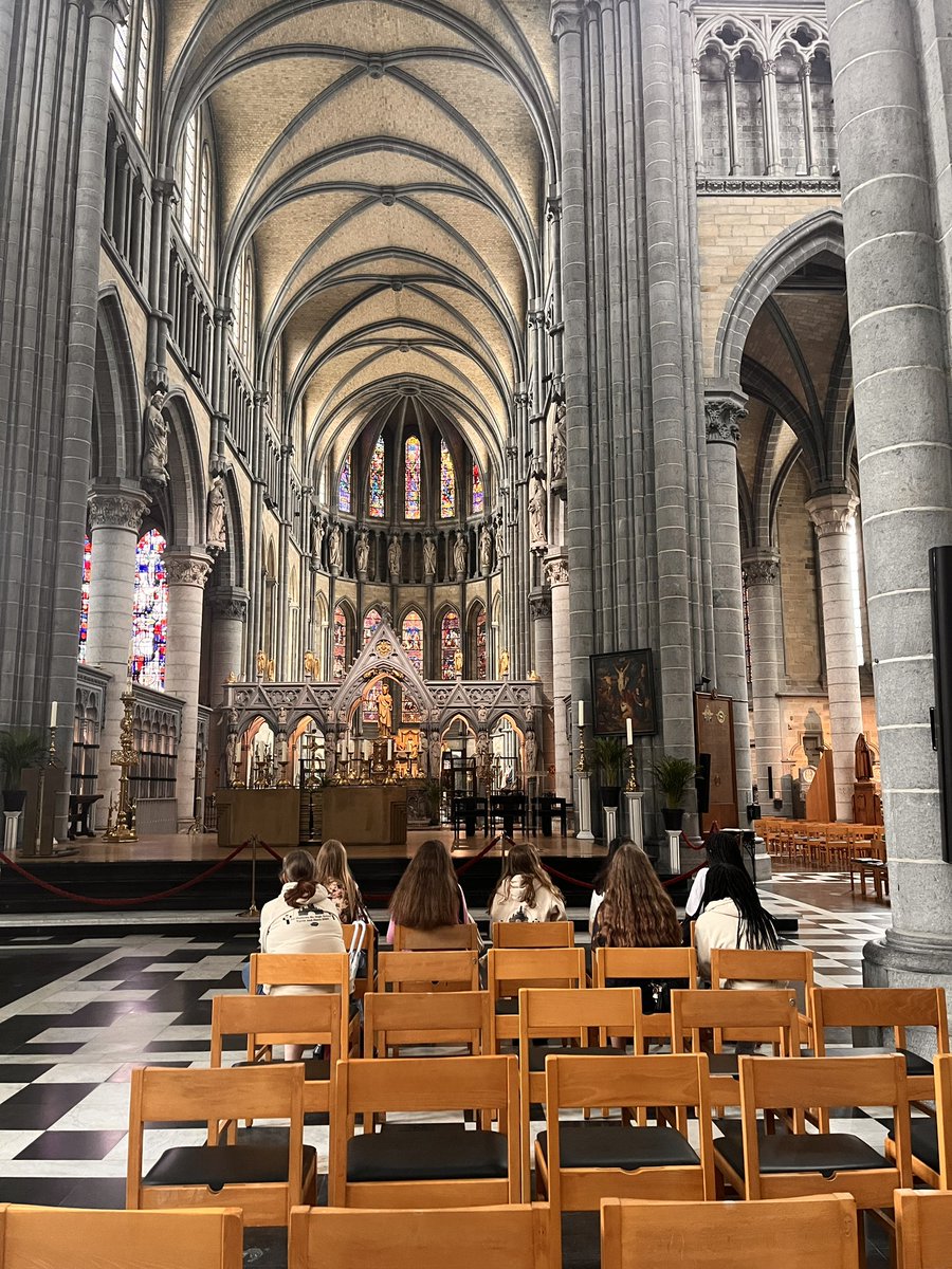 HallowsPd's tweet photo. Before visiting the museum some students wanted to visit the church @AllHallowsRC https://t.co/runcKIyHva