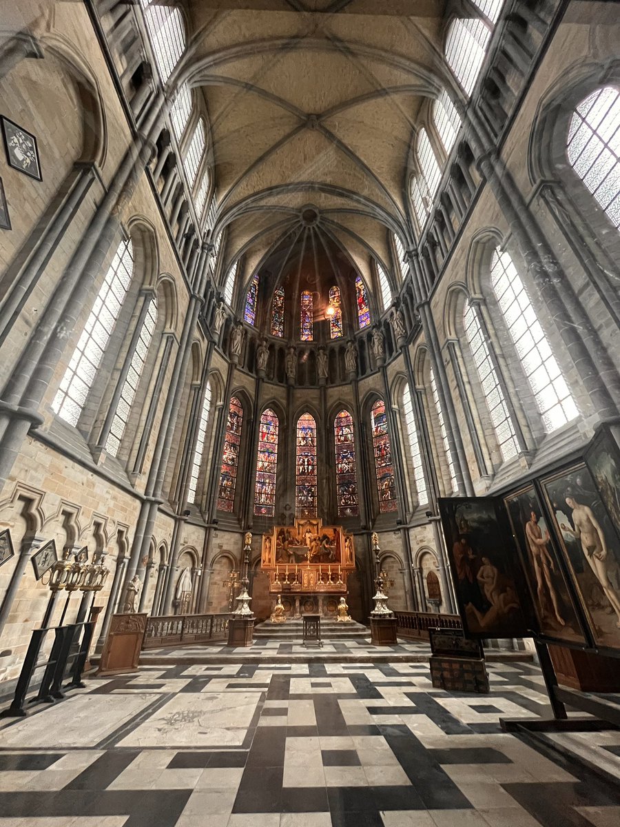 HallowsPd's tweet photo. Before visiting the museum some students wanted to visit the church @AllHallowsRC https://t.co/runcKIyHva