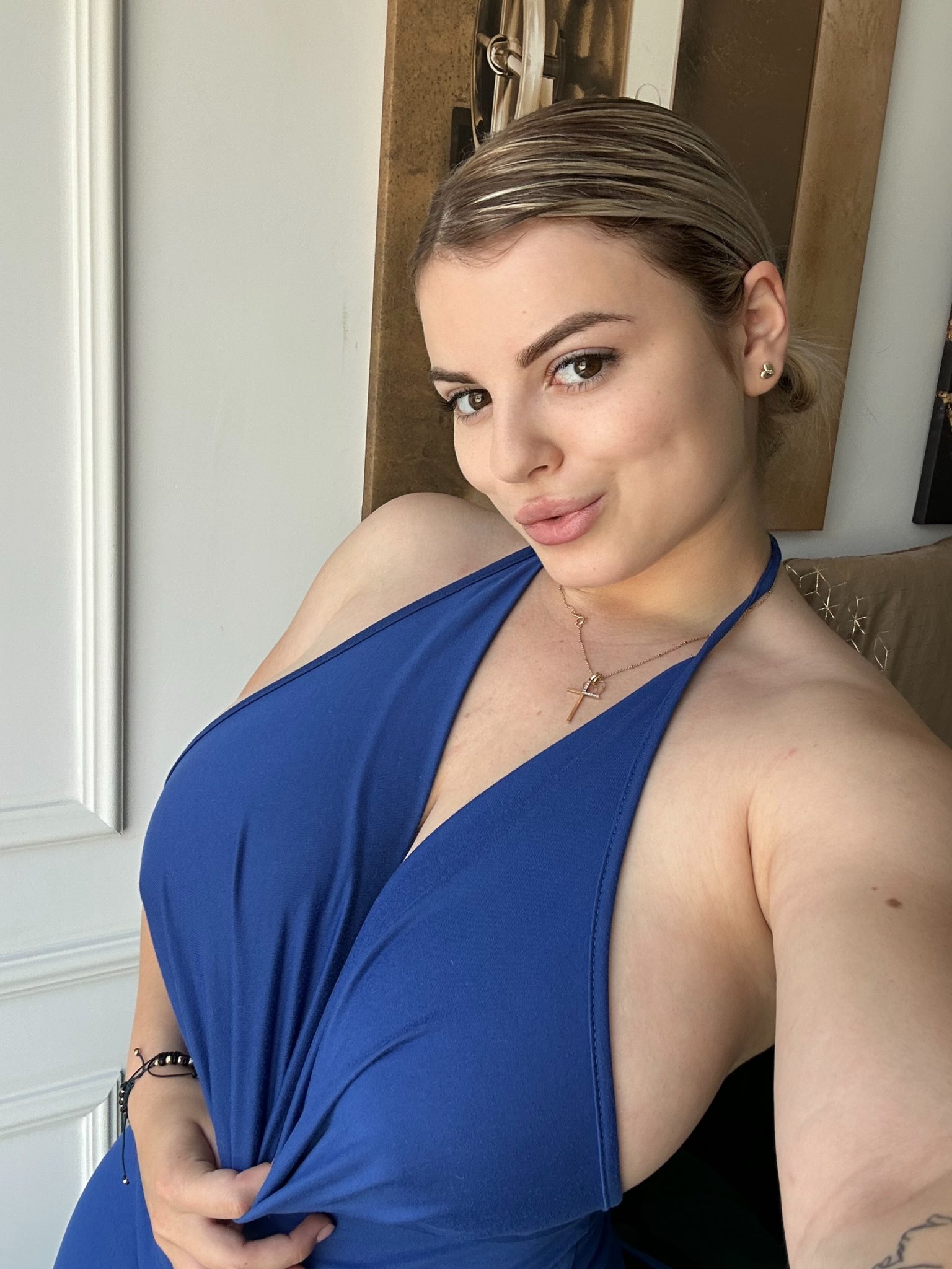 Valentina Sime on X: Check my OF💙🤍 t.coO0gfE9fd6H  X