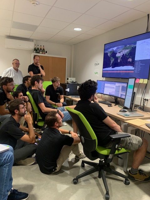 csumontpellier's tweet image. 🛰️🚀Full success for #Ariane6 and #ROBUSTA3A, it made it! It&apos;s alive! Thanks a lot to all the #radioham community for tracking our #nanosatellite! Learn more about it (French version): tinyurl.com/24mmv6rh