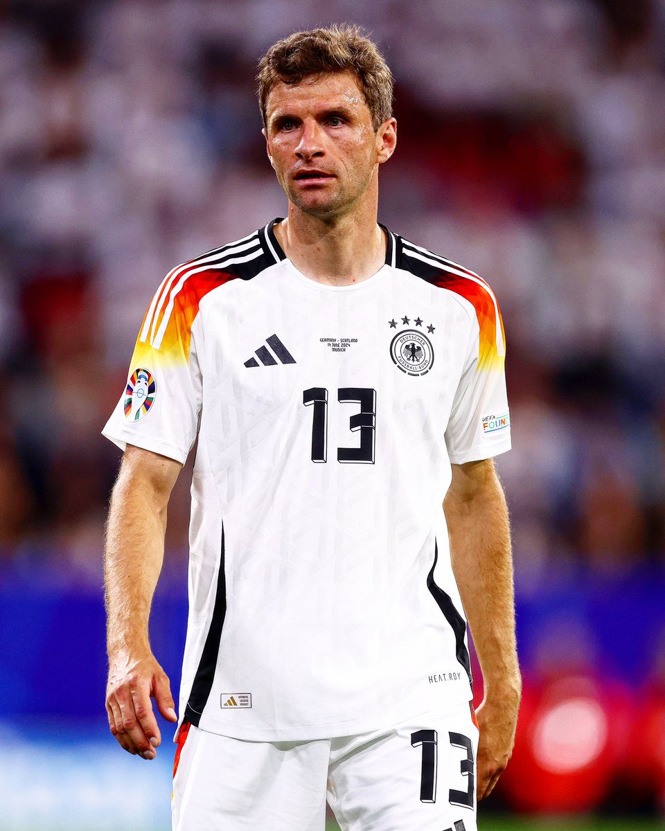 ActuFoot_'s tweet image. 🚨🚨 𝗧𝗛𝗢𝗠𝗔𝗦 𝗠𝗨̈𝗟𝗟𝗘𝗥 𝗗𝗘́𝗖𝗜𝗗𝗘 𝗗𝗘 𝗣𝗥𝗘𝗡𝗗𝗥𝗘 𝗦𝗔 𝗥𝗘𝗧𝗥𝗔𝗜𝗧𝗘 𝗜𝗡𝗧𝗘𝗥𝗡𝗔𝗧𝗜𝗢𝗡𝗔𝗟𝗘 ! 🇩🇪👋

(@cfbayern)