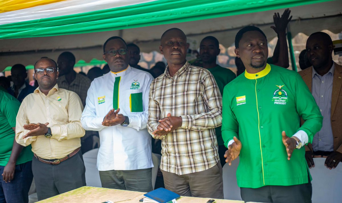 DemGreenPartyRw's tweet photo. Umukandida perezida @Drfrankhabineza ari kumwe n'abakandida depite 50 bahagarariye ishyaka #DGPR bakiriwe neza mu karere ka @GicumbiDistrict aho bagiye kugeza ku baturage imigabo n'imigambi ikubiyemo ibyo biteguye kubagezaho. #ToraHabineza #GreenParty #Waneza #RwOT @JeanClaudeNtez2 @RwandaElections