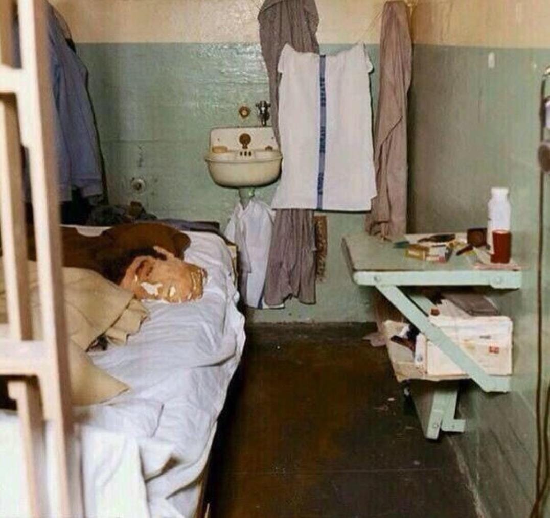 ¿Qué crees que ocurrió?
El 11 de junio de 1962 tres prisioneros de la isla de #Alcatraz se fugaron.

Las autoridades dijeron que se ahogaron, pero en 2003 la policía de San Francisco recibió una carta escrita supuestamente por uno de ellos en la que decía que todos sobrevivieron.