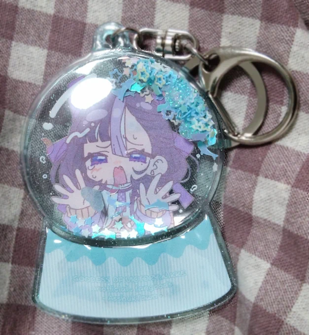 シュエンのグリッター入りのキーホルダーですめっちゃ狙い通りでかわいくできました…!!!嬉しい～!!! 