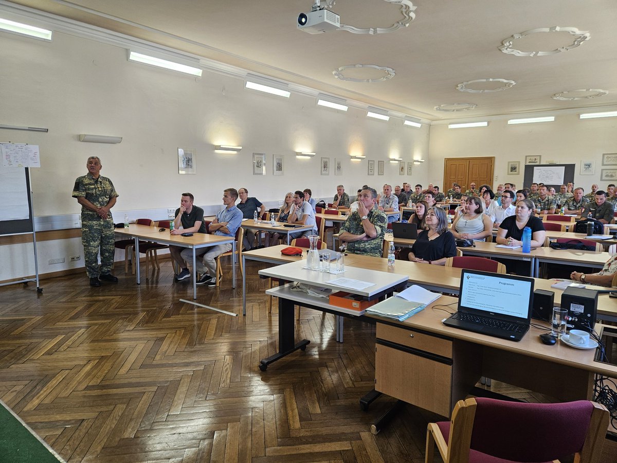 1968Ger's tweet image. Gemeinsames Seminar des #Bundesheeres mit den pädagogischen Hochschulen Oberösterreichs am Fliegerhorst Vogler. LehrerInnen und Informationsoffiziere diskutieren Geistige Landesverteidigung.