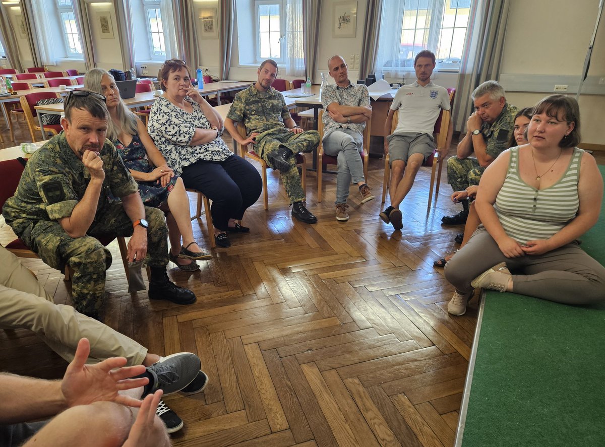 1968Ger's tweet image. Gemeinsames Seminar des #Bundesheeres mit den pädagogischen Hochschulen Oberösterreichs am Fliegerhorst Vogler. LehrerInnen und Informationsoffiziere diskutieren Geistige Landesverteidigung.