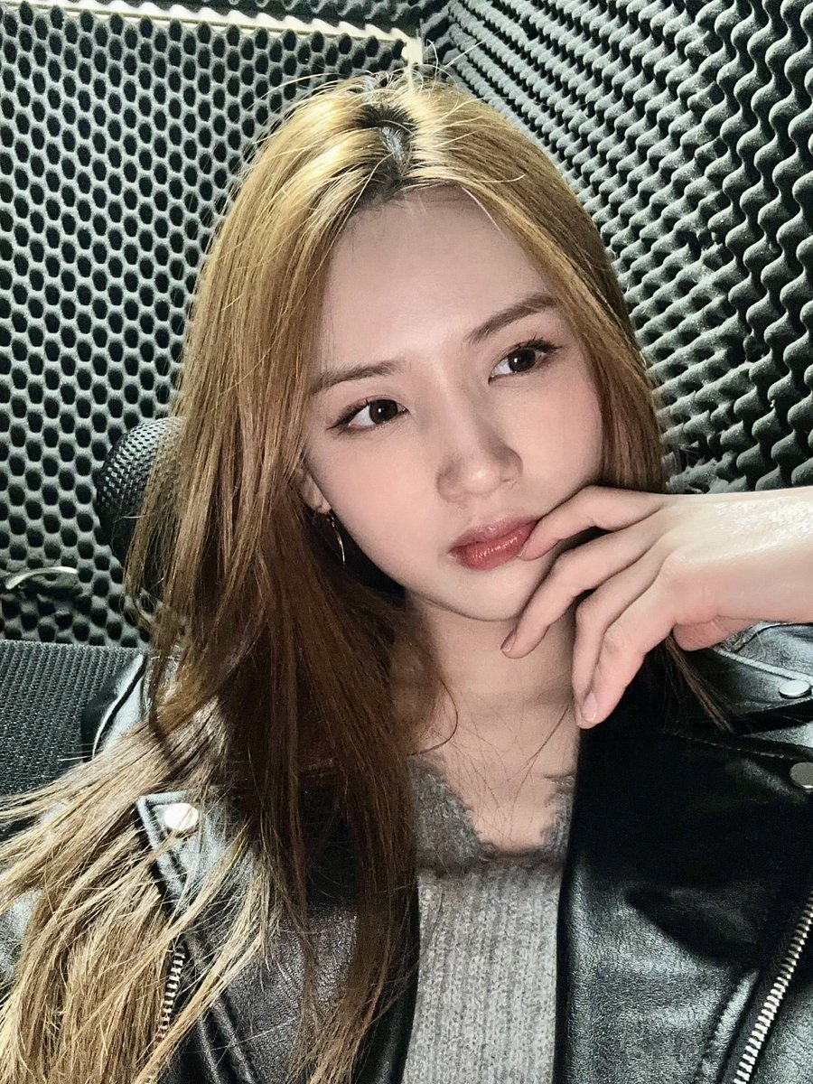 for_ichillin's tweet photo. jiyoon + leather jacket = 😍 https://t.co/1bwMYuqUqF