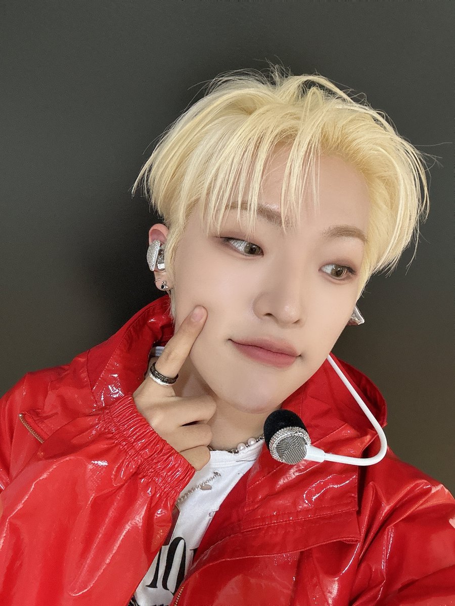 킹메이커가 좋은 이유 100가지

1. 사랑받는 법을 알려주었다
2. 내 자존감이 되어준다
3. 내 자신감이 되어준다
4. 다시 돌아보는 시간이 부끄럽지 않게 해주었다
5. 생각만 해도 웃음이 난다
6. 사랑한다고 말을 안 해도 사랑을 느끼게 해준다
7. 더 좋은 사람이 되고 싶게 한다
8. 주변에 자랑할