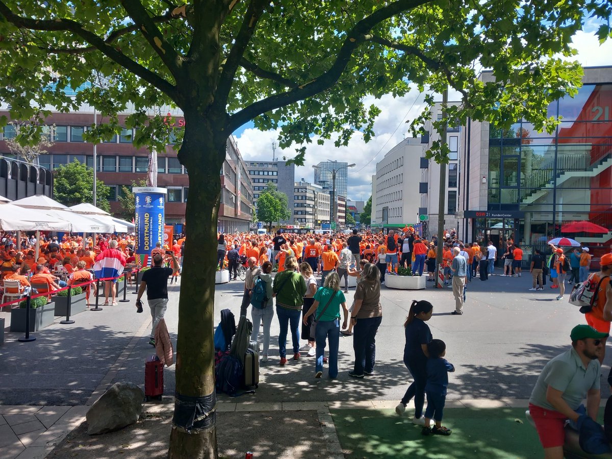 MrGIF4479's tweet photo. Richtig gut was los #NEDENG #EURO2024 #Dortmund #Niederlande 🇳🇱 #Netherlands 🇳🇱 #NetherlandsEngland 🇳🇱🏴
Mega Stimmung, super friedlich, ausgelassen, glücklich! #GoNetherlands! https://t.co/8XHZpCzh2N