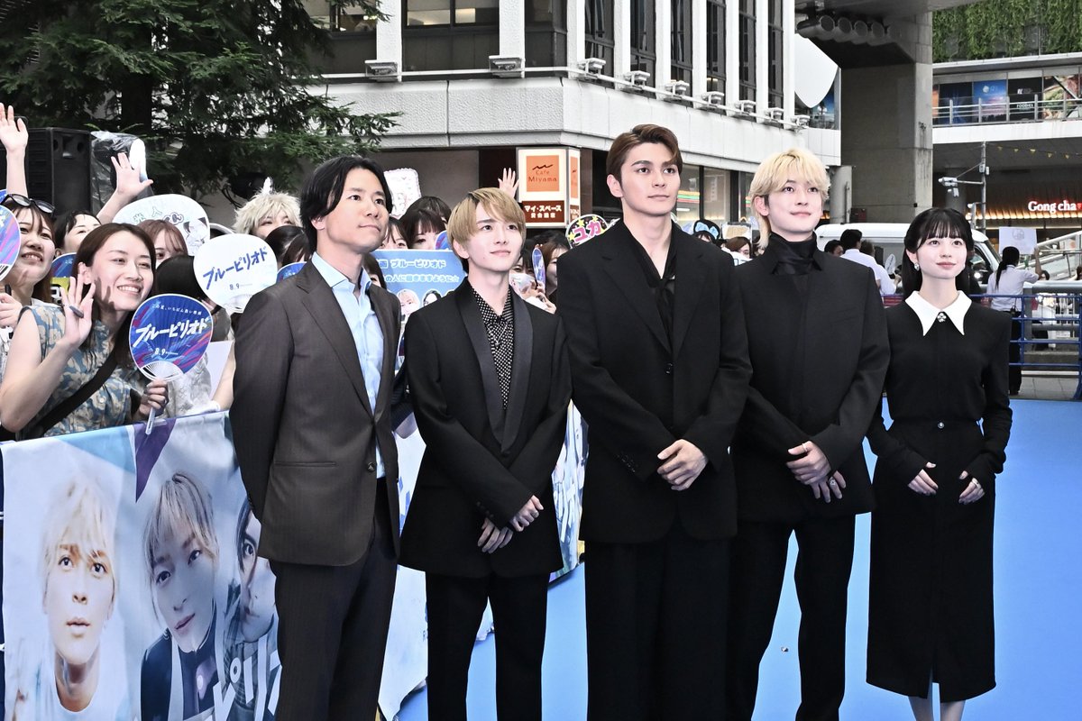 movie_core2014's tweet photo. サインや写真も！眞栄田郷敦らキャストのファンサービスぶりに大熱狂！！映画『ブルーピリオド』ブルーカーペットイベント
https://t.co/7qPCADyxLG
#映画ブルーピリオド #眞栄田郷敦 #高橋文哉 #板垣李光人 #桜田ひより https://t.co/tUc4sfT5Q4