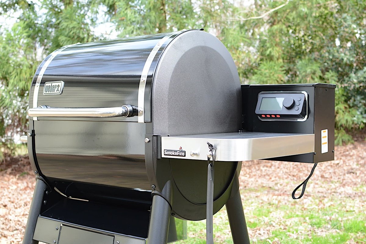 SupplySequoia's tweet image. Let's review the features of the Weber SmokeFire Wood Pellet Grill. The Weber SmokeFire has incredible features that help you smoke &amp;amp; sear at temperatures ranging from 200-600 degrees. The difference is in the details. #webergrills #SequoiaOutBack youtube.com/watch?v=Mo825r…