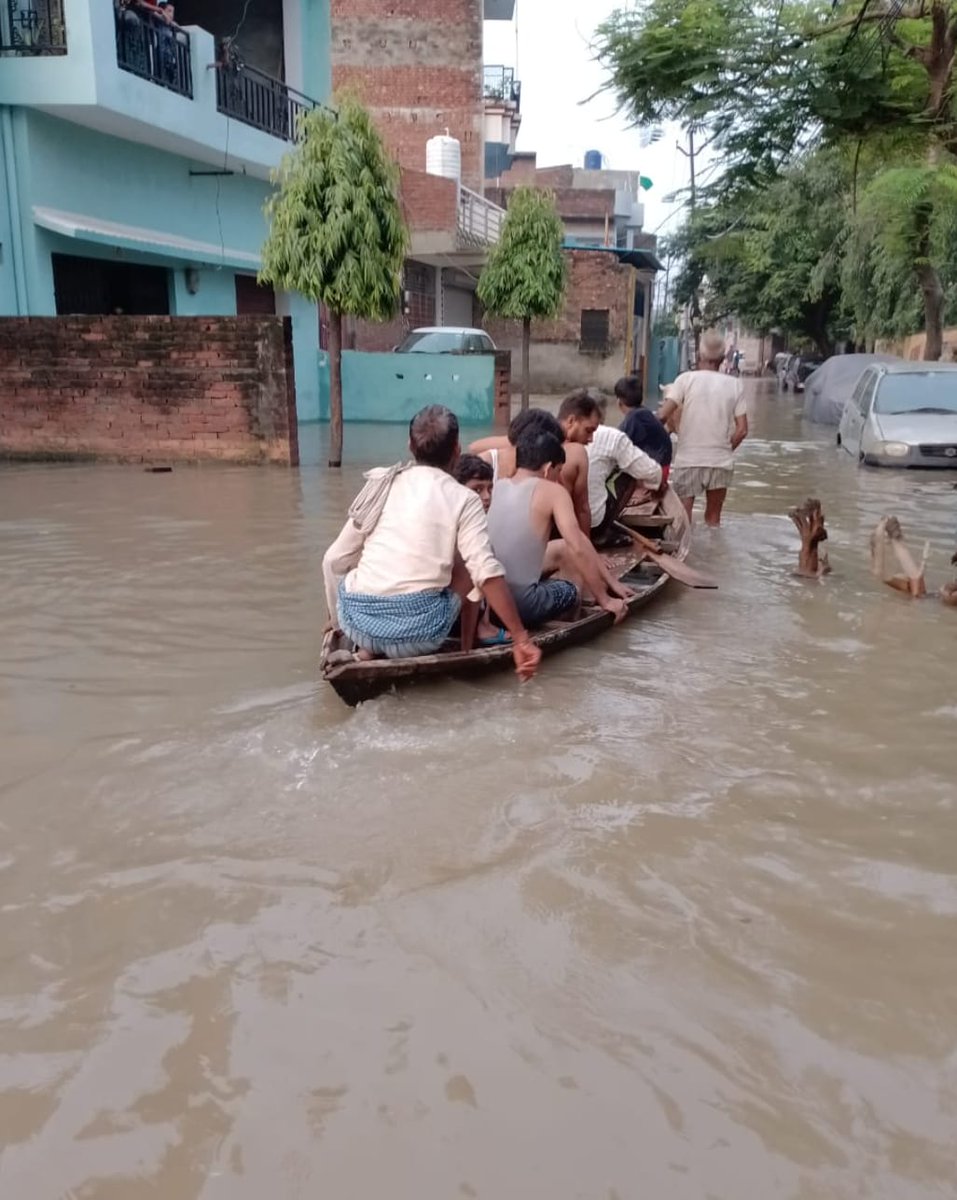 jbgautam92's tweet photo. #BycottAajTak 
#BycottSudhirChoudhry 

@Aamitabh2 
@chandramanishu7
धरातलीय चुनौतियों कि अनदेखी करते हुए शिक्षक समाज को निरंतर बदनाम करने का कार्य मीडिया द्वारा किया जा रहा जो अत्यंत खेद जनक है, शिक्षक समाज आपको आमंत्रित करता है सिक्के के दोनो पहलुओं पर खुली चर्चा के लिए। https://t.co/el3jPeqdAS