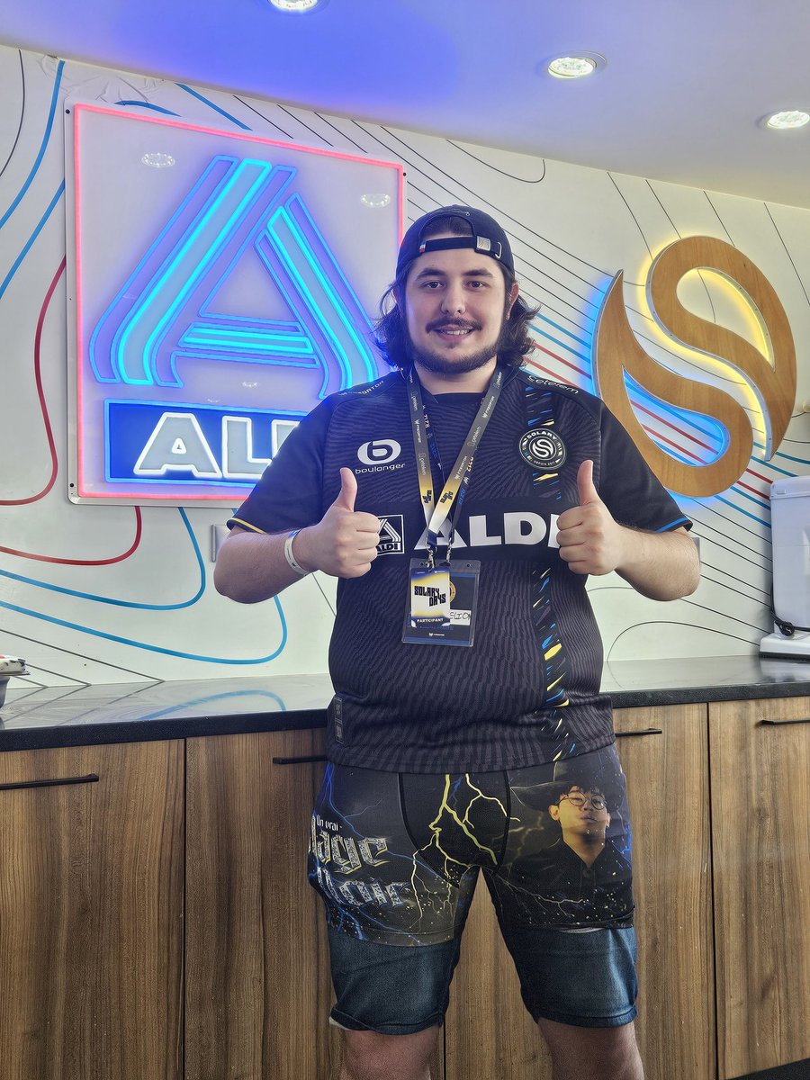 TheoSIK's tweet photo. @SolaryTV @Esport_ALDI β οΈ UN MAGE NOIR S'EST INFILTRΓ DANS LA CANTINE CANTINE ALDI #ALDITIME https://t.co/CyShOKTdkr