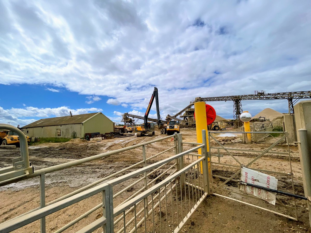 Dominic_Noades's tweet photo. Some exploring today in Cliffe…..
This is a very strange, but very interesting public footpath across the Cliffe Brett aggregates site.
#Exploring #PublicFootpath #Kent
@KentRiderGaz https://t.co/WYsh9izhq2
