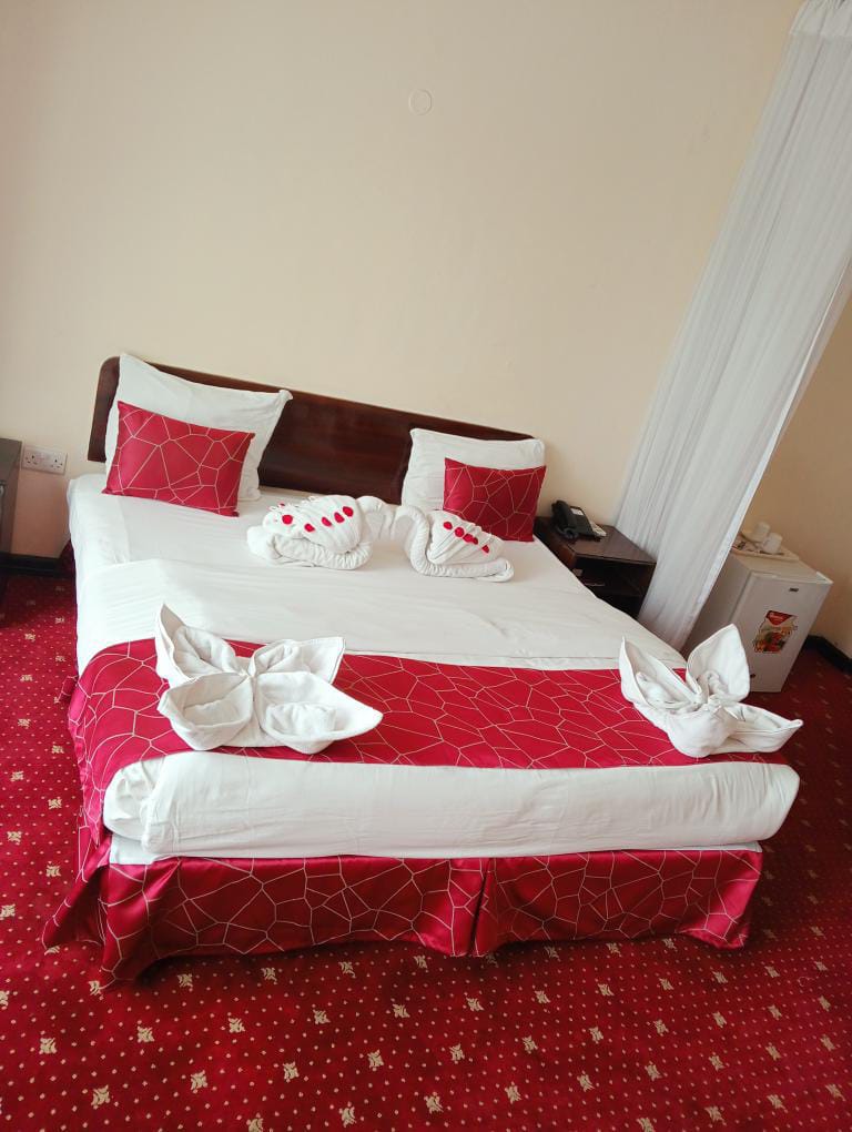 RoyalCityTown's tweet photo. Love is a beautiful thing and there's a thousand ways to celebrate it. Our rooms are perfectly made to exude the comfort and the feel you and your partner need😌😌 Reserve now for an unforgettable experience ✨✨ #love #loveisbeautiful #royal #royalcity #kisumu   📞 0711684619 https://t.co/gZEV0KYuov