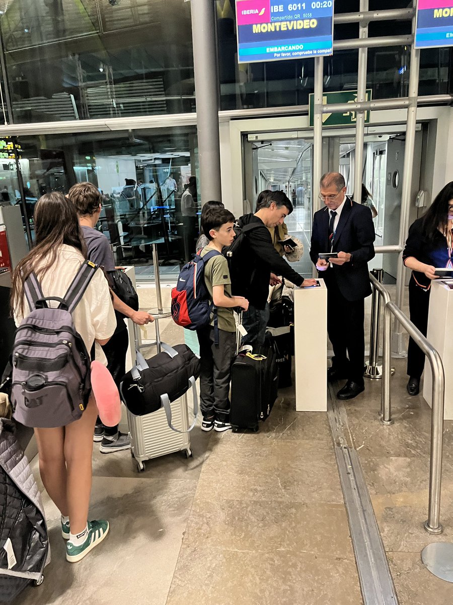 MathiEscotto's tweet photo. @iberiaexpress @iberiaexpress llega tarde a destino y retrasa su partida desde Berlín. Afectando mis derechos como usuario con un trato discriminatorio, ofensivo, agresivo, autoritario, vendiendo mi billete causando daños y perjuicios. @iberiaexpress háganse cargo! https://t.co/ZYwR5lDb6x