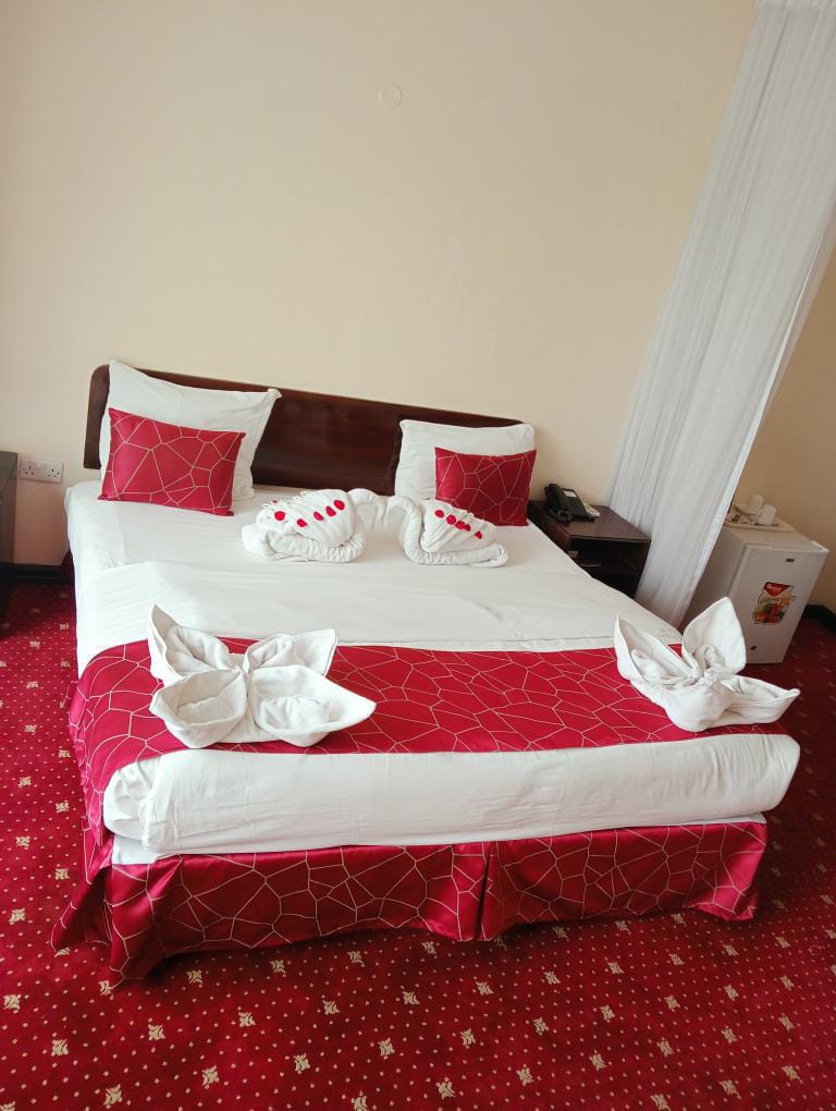 RoyalCityTown's tweet photo. Love is a beautiful thing and there's a thousand ways to celebrate it. Our rooms are perfectly made to exude the comfort and the feel you and your partner need😌😌 Reserve now for an unforgettable experience ✨✨ #love #loveisbeautiful #royal #royalcity #kisumu   📞 0711684619 https://t.co/gZEV0KYuov