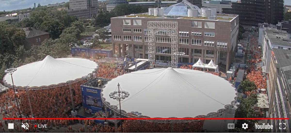 skylinewebcams.com/de/webcam/deut…

Mooi man. Even live meekijken naar de Oranje zee, die groter en groter wordt, aan de Friendensplatz, Dortmund. Veel plezier allemaal 🦁🇳🇱 #dortmund #onsoranje #nederlandselftal #friedensplatz