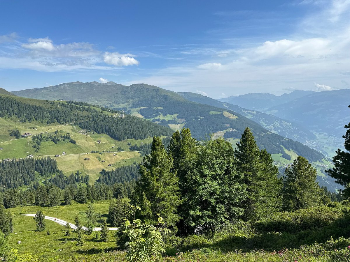 iChrissyTW's tweet photo. Nach 8 km und einem schönen Panorama-Wanderweg sind wir wieder im Tal. @2edgesth hat es überlebt 😜 #UrlaubZillertal #Finkenberg #Penken https://t.co/R45PIFJQ9Z