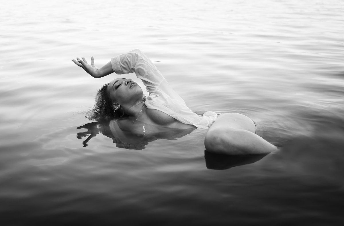 ishotwithpanda's tweet photo. Lead them to the lake… #visualpoem #muse #artpiece #boudoir https://t.co/zMVSpVxGto
