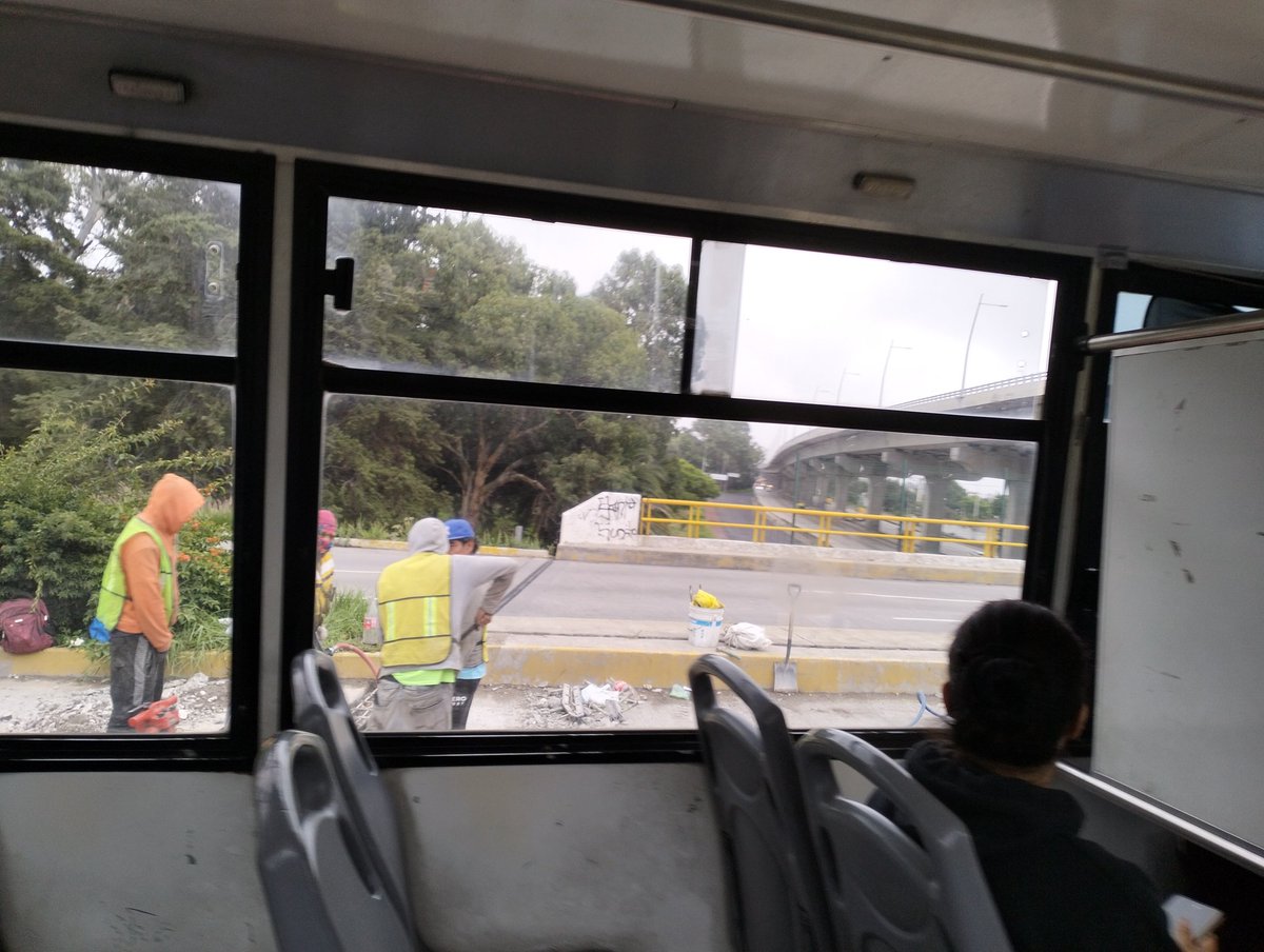 victorcabreramx's tweet image. #Puebla|| Reducción de carril por reparación de la carpeta asfáltica sobre el puente de #LaMaría con dirección al #BoulevardHermanosSerdán.

Tráfico lento desde Covadonga hasta el puente.

#TomePrecauciones