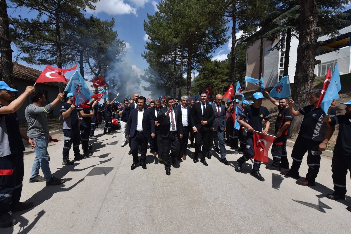 AltundagUysal's tweet image. MKE işyerlerini ziyaretimde ikinci durağım Çelik ve Pirinç Fabrikası oldu. Temsilcilik binamızda üyelerimizle bir araya gelip sohbet ederken, üretim alanındaki yenilikler hakkında bilgi aldım.