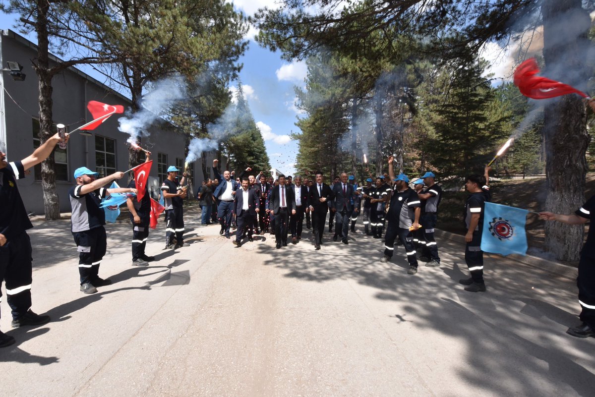 AltundagUysal's tweet image. MKE işyerlerini ziyaretimde ikinci durağım Çelik ve Pirinç Fabrikası oldu. Temsilcilik binamızda üyelerimizle bir araya gelip sohbet ederken, üretim alanındaki yenilikler hakkında bilgi aldım.