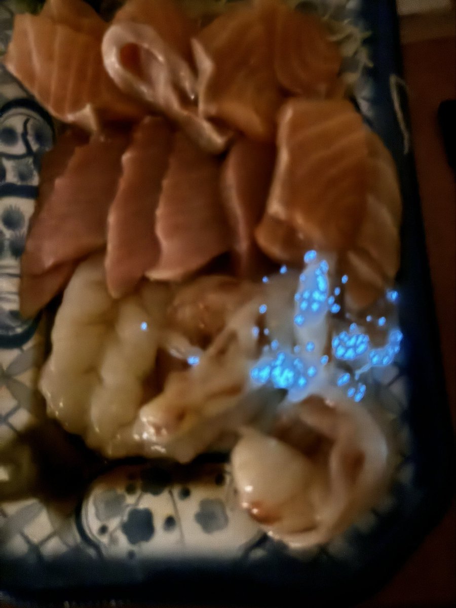 alkatwins's tweet photo. 寄生虫？？この海老何食べた？？
めっちゃ怖い。。。

晩酌に部屋薄暗くして刺身食べてたら、なんか発光してる。
慌てて、電気付けて見たら、よく見ても白。 https://t.co/tOZQYK7L2c
