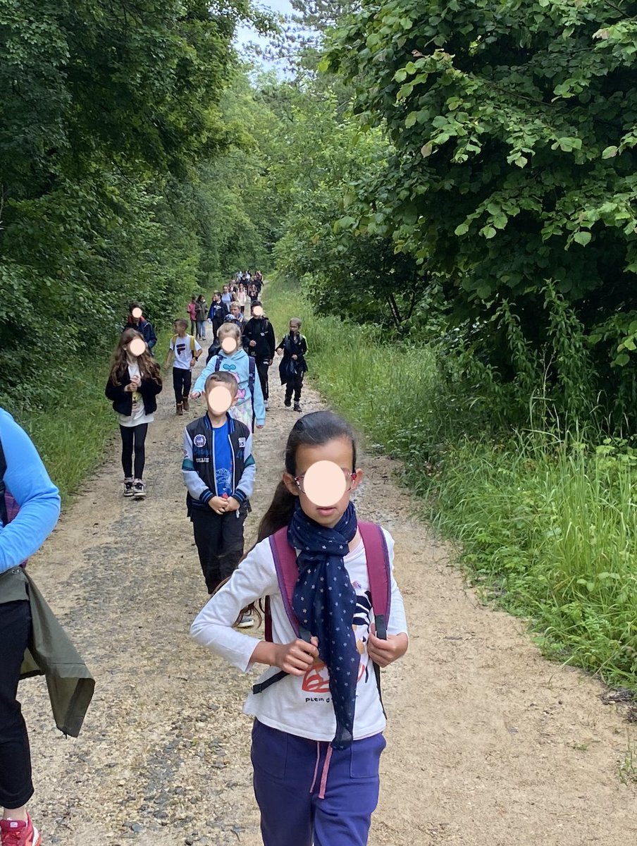 Ecole_C_Aigle's tweet photo. Randonnée pédestre pour toutes les classes élémentaires de l'école afin de finir l'année sportivement et entre copains ! https://t.co/mcf23GIzrI