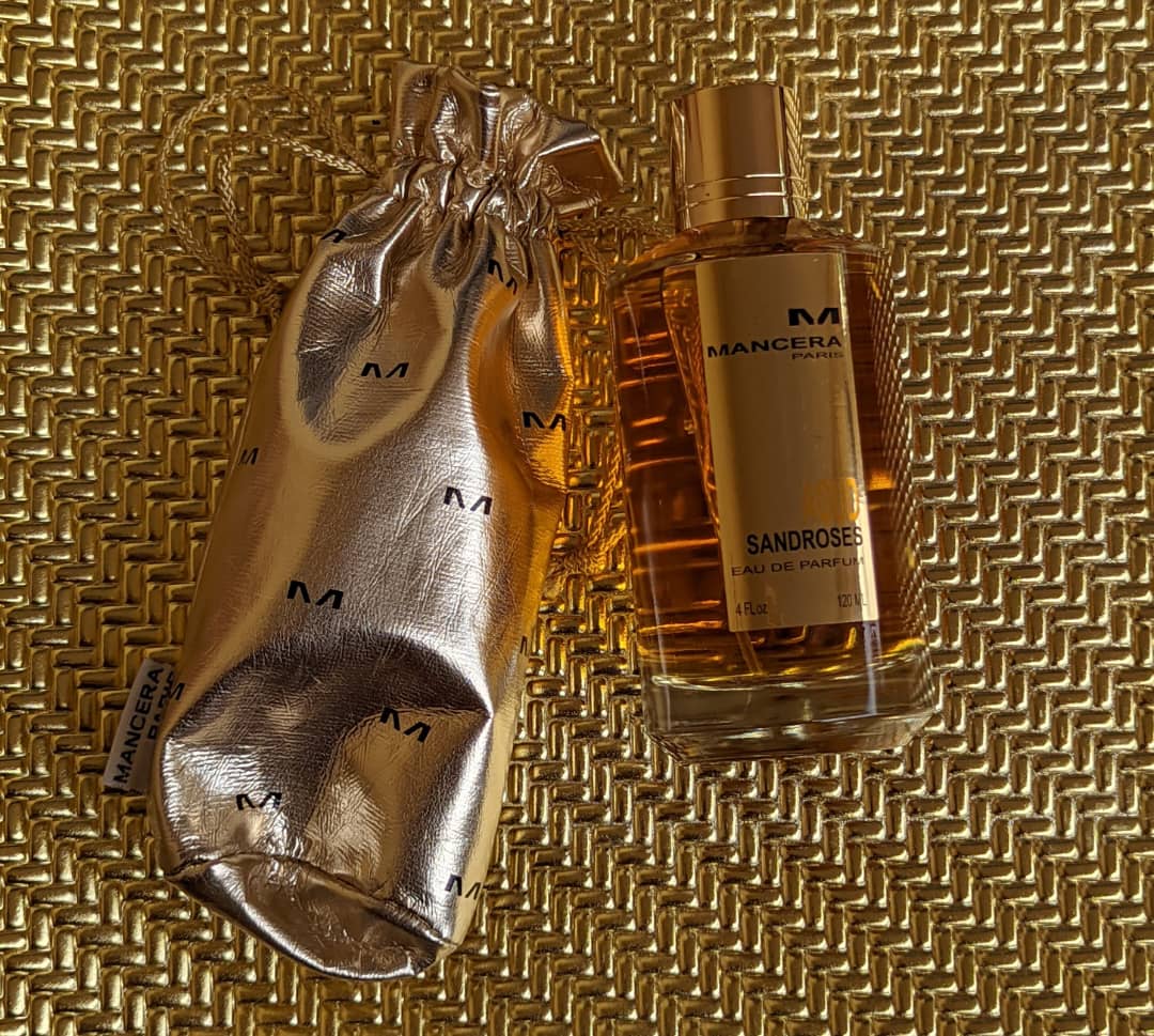 Aoud Sandroses de Mancera est un parfum Chypré Floral pr H/F. Lancé en 2015 par Pierre Montale, Les notes de tête sont Poivre et Safran; notes de coeur: Rose, Feuille de patchouli, Géranium, Ylang-ylang et Jasmin; notes de fond: Cuir, Mousse de chêne, Bois de santal et Musc.
95k