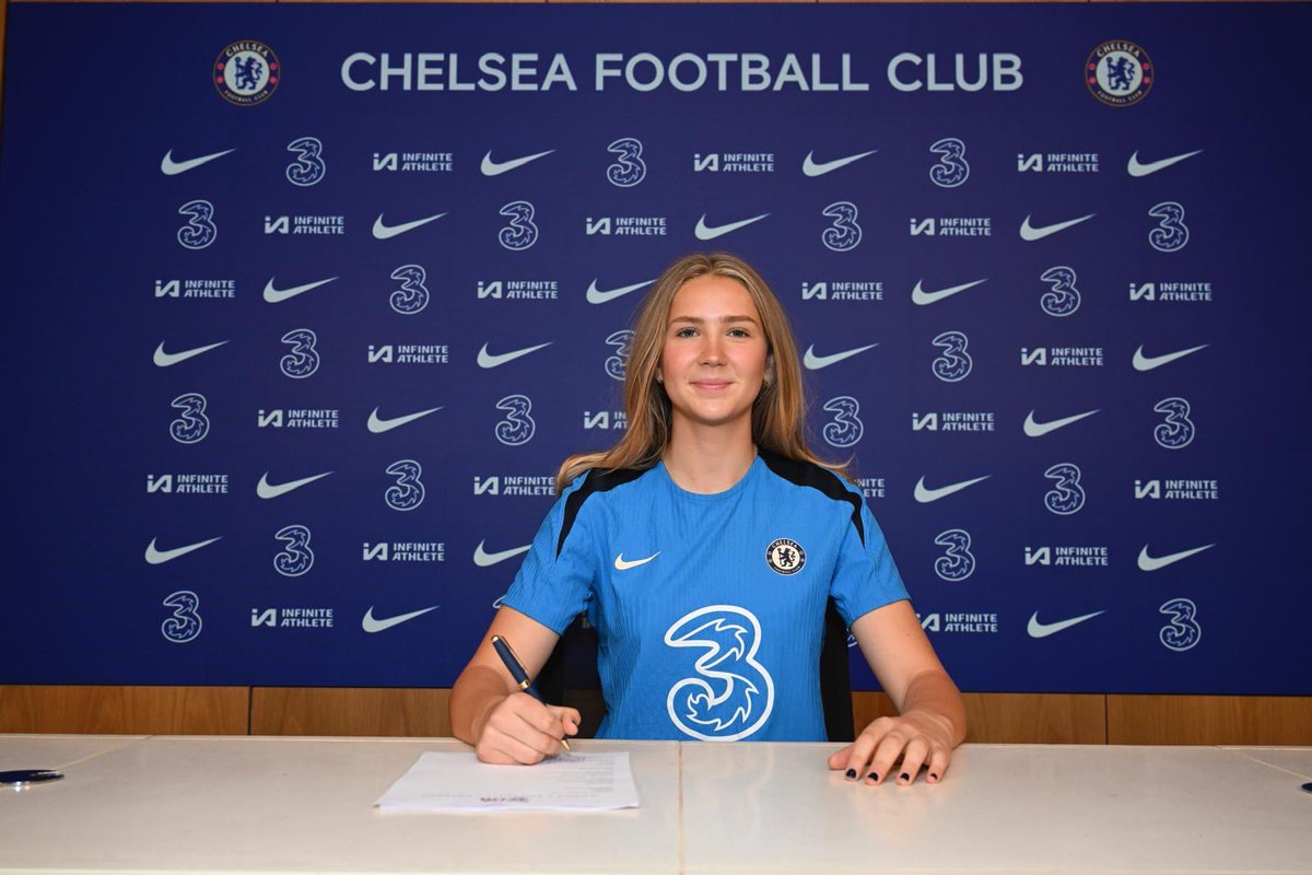 Congratulations to former pupil Greta (Class of ‘23) on signing a pro contract <a href="/ChelseaFCW/">Chelsea FC Women</a> 🙌🏼 We are all very proud of your accomplishments 😀 #SHSFootball