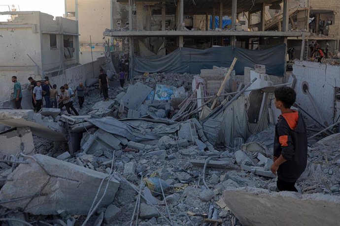 UnionMundoTV's tweet photo. Las autoridades gazatíes acusan al Ejército israelí de "cometer una terrible masacre" contra desplazados cobijados en el centro

El balance de víctimas a causa del bombardeo ejecutado el martes por el Ejército de Israel contra una escuela #GENOCIDIO https://t.co/ZVmSlFQ9lX https://t.co/bezNjpgkPS