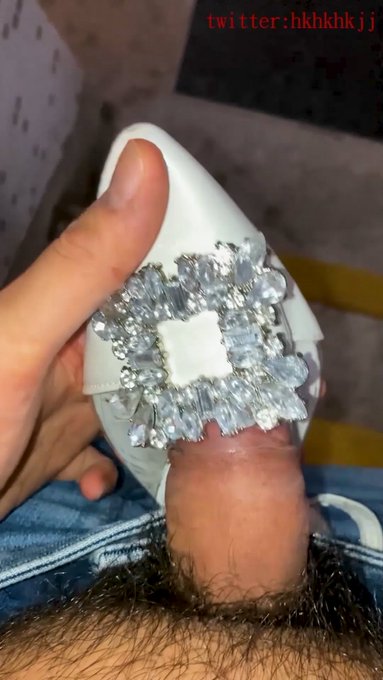 [掃樓系列] 鄰居的尖頭白色透明方鑽平底鞋  第一次玩透明的鞋,想不到蠻不錯的感覺 可以看到插的時候.哈哈 這雙鞋的氣味也很好聞,不錯  預覽片:https://t.co/yV4pO8YVXt 完整版可以找我購買  #扫楼<a href="/tag/%E3%81%B6%E3%81%A3%E3%81%8B%E3%81%91"class="tags"><span>#ぶっかけ</span></a><a href="/tag/%E5%8E%9F%E5%91%B3"class="tags"><span>#原味</span></a><a href="/tag/%E6%81%8B%E8%B6%B3"class="tags"><span>#恋足</span></a><a href="/tag/%E9%AB%98%E8%B7%9F%E9%9E%8B"class="tags"><span>#高跟鞋</span></a><a href="/tag/%E5%B0%84%E7%B2%BE"class="tags"><span>#射精</span></a><a href="/tag/cumshoes"class="tags"><span>#cumshoes</span></a><a href="/tag/%E5%B9%B3%E5%BA%95%E9%9E%8B"class="tags"><span>#平底鞋</span></a><a href="/tag/%E6%89%AB%E6%A5%BC"class="tags"><span>#扫楼</span></a><a href="/tag/%E6%89%93%E8%83%B6"class="tags"><span>#打胶</span></a>