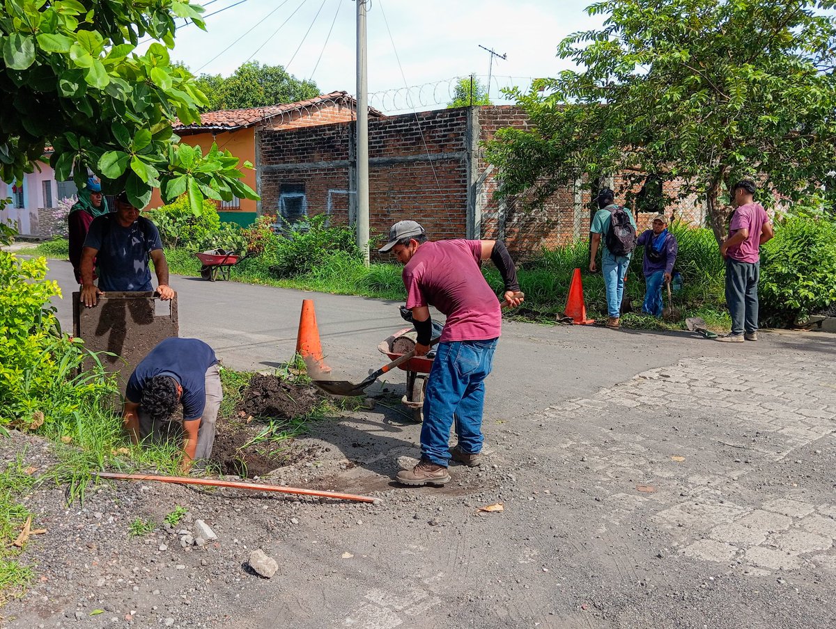 ALEXTORRES_SMC's tweet photo. Ante las lluvias, la limpieza de drenajes es prioridad que abordamos de manera integral con el #PlanCastor.
➡️ Colonia Granillo
Nuestros equipos operativos están trabajando en el retiro de basura en cunetas y tragantes, reduciendo obstrucciones y mejorando el flujo del agua. https://t.co/XFK7576weK