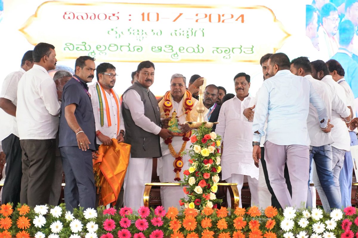 arkinc_official's tweet photo. ಜಾನಪದ ಕಲೆಗಳ ತವರೂರು ಚಾಮರಾಜನಗರ ಜಿಲ್ಲೆಯಲ್ಲಿ ಇಂದು ಲೋಕಸಭಾ ಚುನಾವಣೆಯ ಗೆಲುವಿನ ಹಿನ್ನೆಲೆಯಲ್ಲಿ ಕ್ಷೇತ್ರದ ಮತದಾರರಿಗೆ ಆಯೋಜಿಸಿದ್ದ, "ಕೃತಜ್ಞತಾ ಸಭೆ"ಯನ್ನು ಮಾನ್ಯ ಮುಖ್ಯಮಂತ್ರಿಗಳಾದ ಶ್ರೀ @siddaramaiah ರವರು ಹಾಗೂ ಗಣ್ಯರೊಂದಿಗೆ ಜ್ಯೋತಿ ಬೆಳಗುವ ಮೂಲಕ ಉದ್ಘಾಟಿಸಿ, ಕಾರ್ಯಕ್ರಮವನ್ನು ಉದ್ದೇಶಿಸಿ ಮಾತನಾಡಿದೆ.

1/2 https://t.co/GLAQkxtZqg