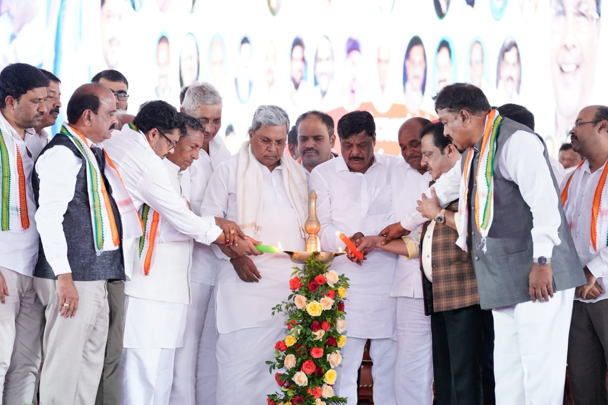 arkinc_official's tweet photo. ಜಾನಪದ ಕಲೆಗಳ ತವರೂರು ಚಾಮರಾಜನಗರ ಜಿಲ್ಲೆಯಲ್ಲಿ ಇಂದು ಲೋಕಸಭಾ ಚುನಾವಣೆಯ ಗೆಲುವಿನ ಹಿನ್ನೆಲೆಯಲ್ಲಿ ಕ್ಷೇತ್ರದ ಮತದಾರರಿಗೆ ಆಯೋಜಿಸಿದ್ದ, "ಕೃತಜ್ಞತಾ ಸಭೆ"ಯನ್ನು ಮಾನ್ಯ ಮುಖ್ಯಮಂತ್ರಿಗಳಾದ ಶ್ರೀ @siddaramaiah ರವರು ಹಾಗೂ ಗಣ್ಯರೊಂದಿಗೆ ಜ್ಯೋತಿ ಬೆಳಗುವ ಮೂಲಕ ಉದ್ಘಾಟಿಸಿ, ಕಾರ್ಯಕ್ರಮವನ್ನು ಉದ್ದೇಶಿಸಿ ಮಾತನಾಡಿದೆ.

1/2 https://t.co/GLAQkxtZqg