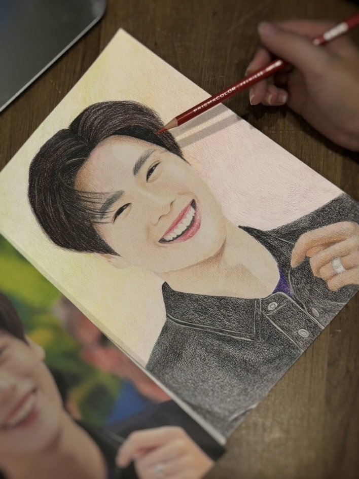 BoomCassiopeia's tweet photo. ลูกศิษย์ข้าพเจ้าฝั่งติ่งนักแสดงไทย ไม่เคยที่จะแผ่วกันเลยสักนาง ล่าสุดสัปดาห์ก่อนก็เพิ่งวาดรูปให้น้องภูวินทร์ในงานวันเกิดไป คนเป็นครูก็ขออนุญาตนำมาโชว์ย้อนหลังเช่นเดิมครับ ไม่กล้าไปเทียบความหล่อกับตัวจริง แต่ก็หวังว่าจะพอถูกใจเอฟซีนะค้าบ

สนใจเรียนวาดรูปกับบูม DM มาได้นะครับ https://t.co/tZPRnKhOMp