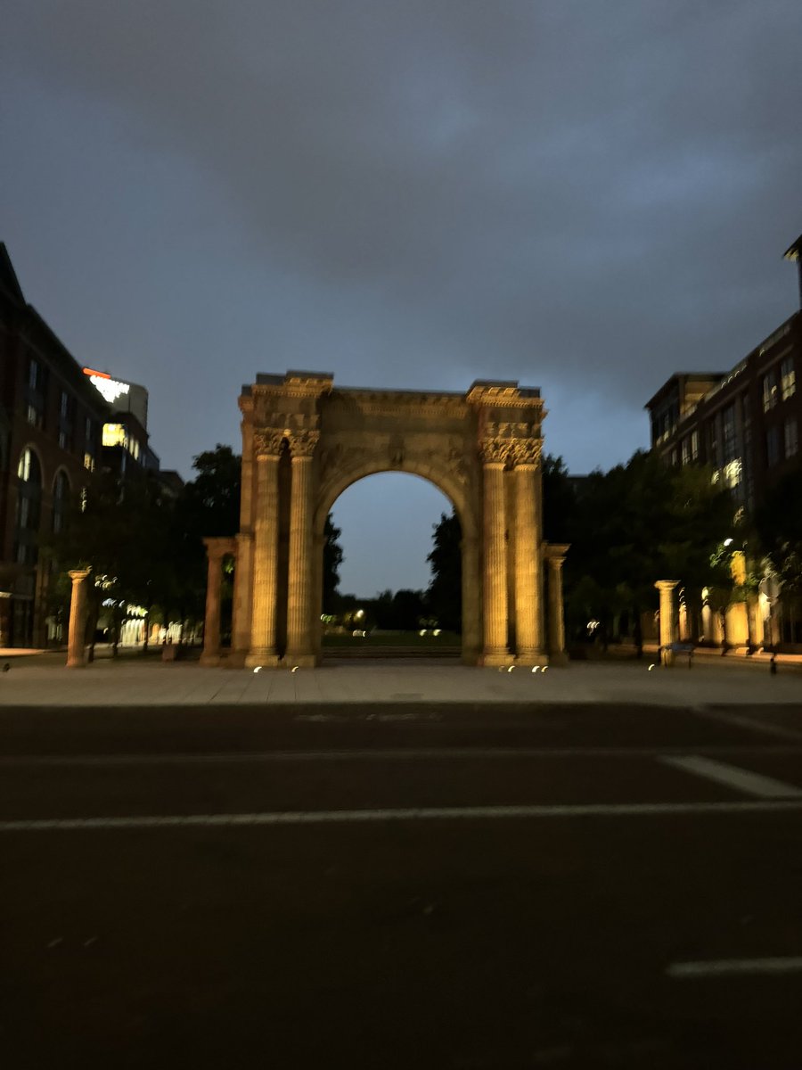 DomSamario's tweet photo. Exploring the first city on our @BVFoundation tour with an early morning #run in downtown Columbus, Ohio.
@fit_leaders #FitLeaders #FootstepsToFreedom #experiencesmatter https://t.co/1Zj4QZm1U2