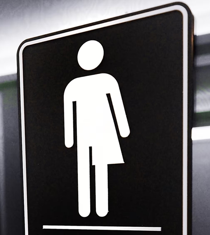 GThibodeau_Mtl's tweet photo. MONTRÉAL
Des vestiaires unisexes dans les centres sportifs

L'idée toxique est de Valérie Plante.
Le changement a lieu actuellement au Centre Claude-Robillard.

Avoir des vestiaires unisexes dans les centres sportifs est une idée absurde.
Les adultes et les enfants ont des besoins différents en matière d'intimité et de confort lorsqu'ils se changent.
Imaginez un petite fille de 7 ans se retrouver à côté d'un homme nu dans les vestiaires, cela peut être traumatisant.
De plus, les adultes et les enfants doivent avoir des espaces séparés pour se changer en toute tranquillité. Les vestiaires unisexes ne respectent pas l'intimité et la pudeur de chacun. Cela pourrait causer des problèmes de sécurité, en particulier pour les enfants qui pourraient être exposés à des situations dangereuses.

Pourtant l'administration de Valérie Plante modifie actuellement la configuration des vestiaires au Centre Claude-Robillard pour ne faire qu'un vestiaire unisexe (vestiaire mixte).
De plus, l'administration actuelle à l'hôtel de ville procédera également à ce changement dans tous les nouveaux centres sportifs de Montréal, ainsi que ceux existants lorsque c'est possible, au fils des ans.

Voici la position de Gilbert Thibodeau
parti ACTION MONTRÉAL:
''Il est important d'avoir 3 espaces pour des vestiaires dans les centres sportifs afin de garantir un environnement adapté et respectueux pour tous les usagers.
- Un vestiaire dédié aux filles et aux femmes permet de leur offrir un espace privé et confortable pour se changer en toute tranquillité.
- De même, un vestiaire réservé aux garçons et aux hommes leur assure également une intimité et un espace personnel lorsqu'ils se préparent avant ou après leur activité sportive.
- En outre, un vestiaire pour les familles est essentiel pour permettre aux parents de s'occuper de leurs jeunes enfants en toute sécurité, en leur offrant un espace adapté pour les changer et se préparer.

Cette séparation des vestiaires en fonction du genre et de la situation familiale permet de favoriser le respect de l'intimité de chacun et d'éviter toute forme de discrimination ou de malaise.
De plus, cela contribue à créer un environnement accueillant pour tous les membres de la communauté sportive, en répondant aux besoins spécifiques de chacun.

Enfin, cela permet également de garantir la sécurité des usagers, en évitant tout risque de situations inconfortables ou de conflits potentiels liés à une mauvaise organisation des vestiaires.

En somme, la mise en place de ces 3 espaces distincts pour des vestiaires dans les centres sportifs est une nécessité pour assurer le bien-être et la satisfaction de tous les pratiquants et pratiquantes.''
(Gilbert Thibodeau)

Ce que fait actuellement l'administration de Valérie Plante, avoir des vestiaires unisexes dans les centres sportifs, est une idée absurde.
Valérie Plante a des idées toxiques.