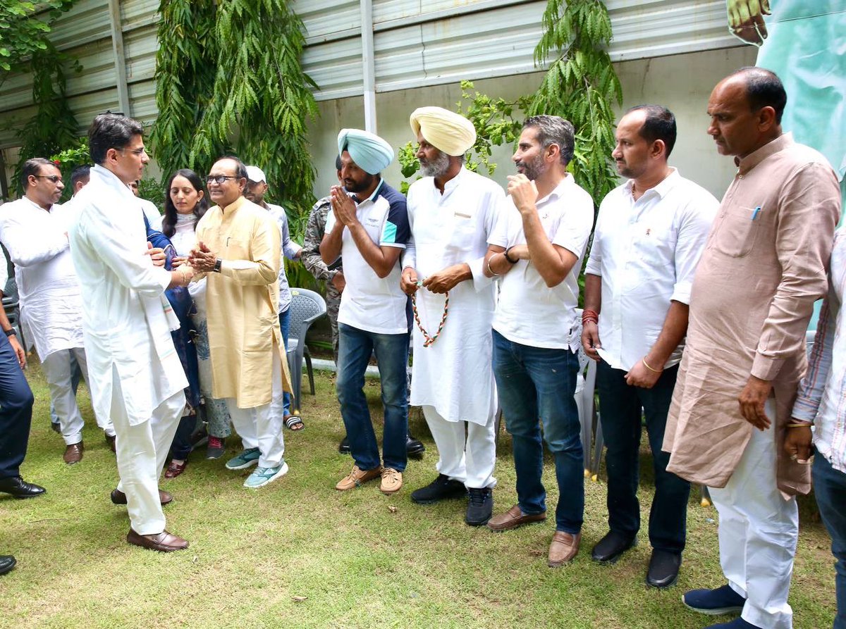 RavindraGurj's tweet photo. आज घर पर कई प्रतिनिधिमंडलों से मुलाकात की।#sachin pilot #Ravindra Gurjar #puspendra poshwal https://t.co/1i8oGmsCFb