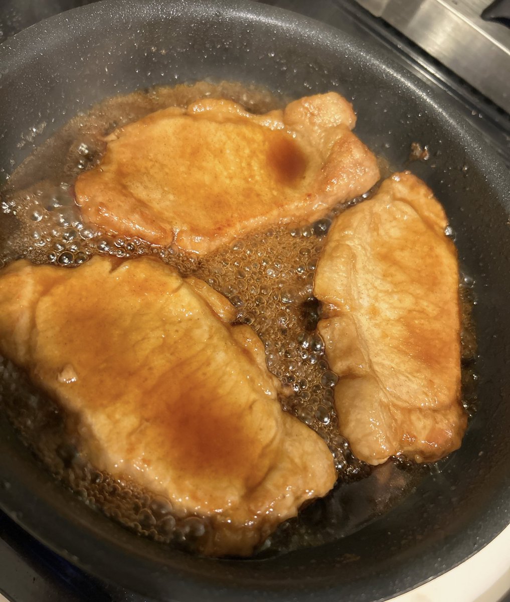 豚ロースの厚切りを酢豚的な味付けで食べるのが何気に好きです🐖

暑い時期は特に酢を多用したくなりますね😇

レシピはこれを参考にしてます🍳
cookpad.com/recipe/2736658