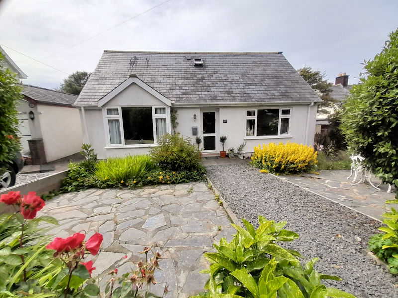 Welsh_Property's tweet photo. Detached Bungalow - Ty Lafant, Llwyngwril, 358,000 pounds sterling: This spacious detached dormer bungalow is ideally situated off the centre of the village on a private no through lane. Comprising entrance hallway leading to a lounge, kitchen/diner and… https://t.co/b3GLvJ09SE https://t.co/K6RTqirbEx