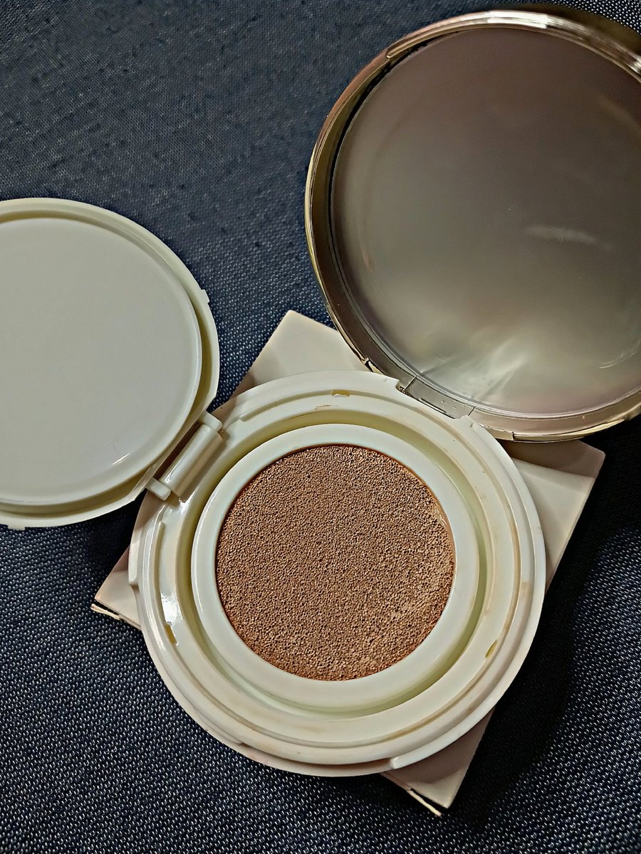 Siapa yang gatau cushion ini? 

Yappppss Focallure Poreless Matte Air Cushion Foundation yang sering aku pake, cushionnya bener-bener ringan dikulit aku, coverage nya mantep banget😭, teksturnya yang super halus, finish matte effect,aman buat kulit sensitive &amp; jerawat juga😍