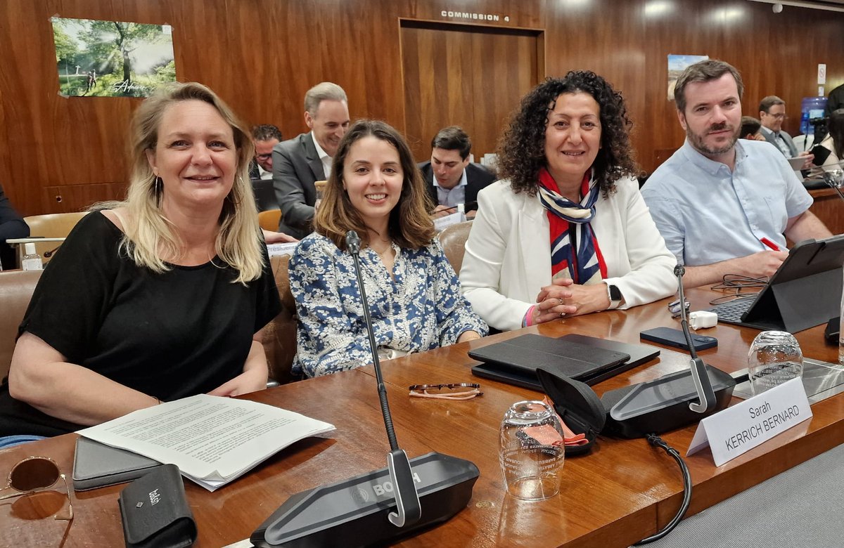 CommunistesHDF's tweet image. En parité parfaite, nos camarades du groupe #GRE au top départ de la Commission Permanente du conseil régional #HDF. 

Distributeurs de Billets TER en gare, subventions aux unions syndicales, poursuite des repas CROUS à 1€, des sujets qui auront toute notre attention !