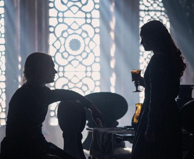 KingTargaryenn's tweet photo. Tremendo dialogo de Alicent en esta escena de #HouseOfTheDragon :

"Yo goberné en ausencia de tu padre durante su larga enfermedad, y Otto Hightower fue el estadista más astuto que jamás haya existido. Deberías buscar humildemente nuestras opiniones y consejos.”

“Te crees sabio solo por portar la corona?” 

“Esperaba que fueras la mitad de buen rey que tu padre”

“No te imaginas los sacrificios que hicimos para sentarte en el trono.”

Aegon: “¿Que… que debería de hacer madre?”

Alicent: “Lo que necesitamos que hagas, NADA.”
—————————————————
Para disfrutar de más contenido sobre este Universo no olvides seguirme aquí: @KingTargaryenn