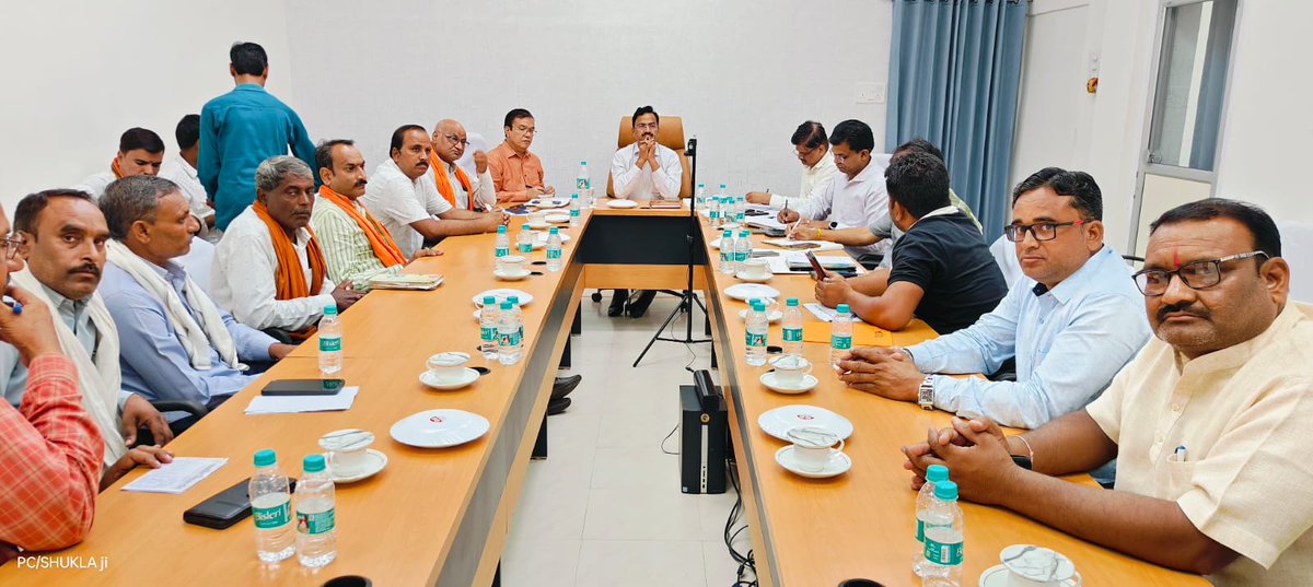 दिनांक 10.07.24  को माननीय मुख्य  अभियंता महोदय जबलपुर क्षेत्र एवं अधीक्षण अभियंता संचा / संधा की भारतीय किसान संघ ग्रामीण जबलपुर के प्रतिनिधियों के साथ  समस्याओं के संबंध में सकारात्मक चर्चा की गई  एवं सकारात्मक कार्रवाई करने हेतु आश्वासन दिया गया<a href="/JansamparkMP/">Jansampark MP</a> <a href="/CMMadhyaPradesh/">Chief Minister, MP</a>