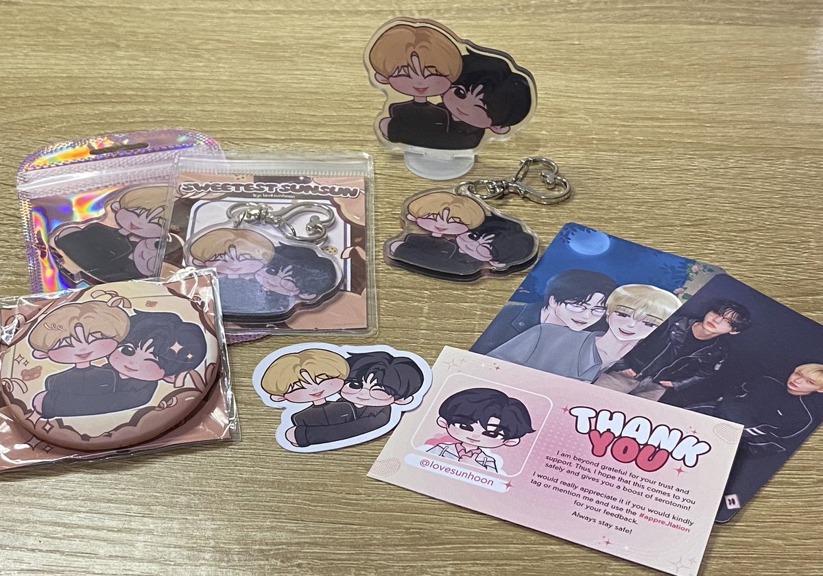 enjaeeene's tweet photo. ˚₊‧✧°♡#jaee_mails ♡°✧‧₊˚
Sana all nakayakap😫 Kidding aside, I got my Sweetest SunSun keyring and standee today with a button pin, sticker, and photocards🤩 Thank you so much, @lovesunhoon for these🥰🫶 as well as the free standee for the first buyers^^
#appreJIation https://t.co/vtFkOIQGTn