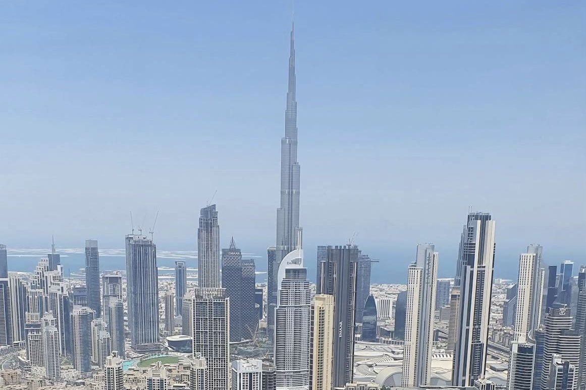 شوف الدرر برُ وبحر
جنة بها حورٍ وعين

دبي ، دار لكل حي 
تاريخ تقراه السنين .