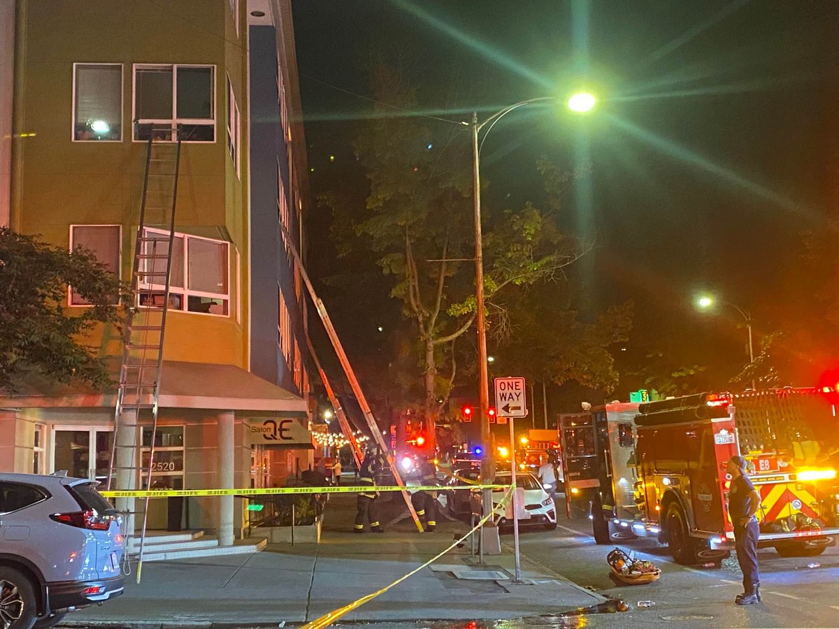 jwhittenbergK5's tweet image. BREAKING: 1 person is dead and 6 others are injured after a 2-alarm apartment fire Seattle's Belltown neighborhood.
50 people were evacuated overnight.
@ConnerBoard is there with the latest LIVE on @KING5Seattle.